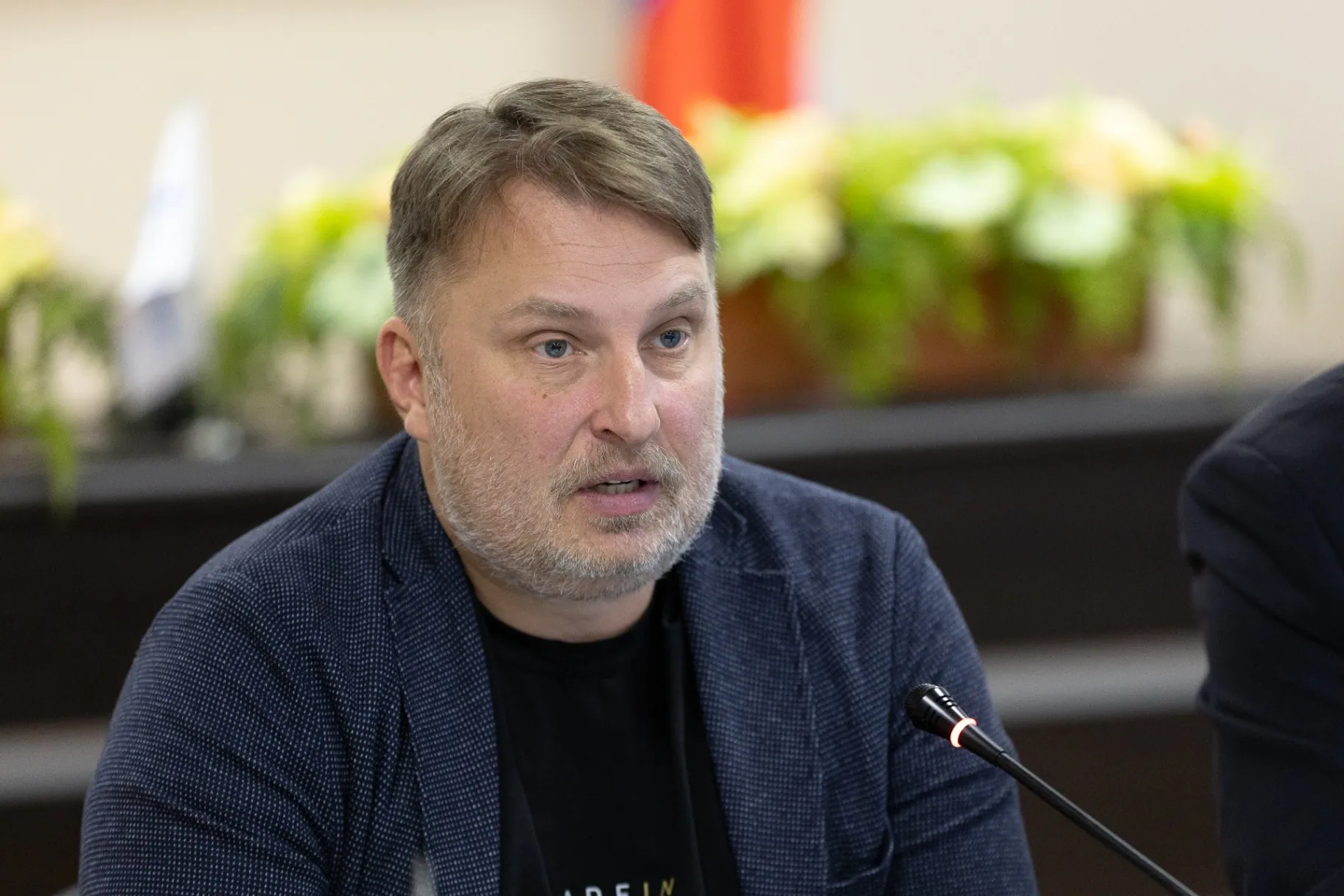 Антон Ефремов